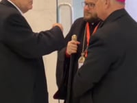 لقطات ترصد حوارات جانبية بين المشاركين في مؤتمر الحوار الوطني السوري أثناء فترة الاستراحة