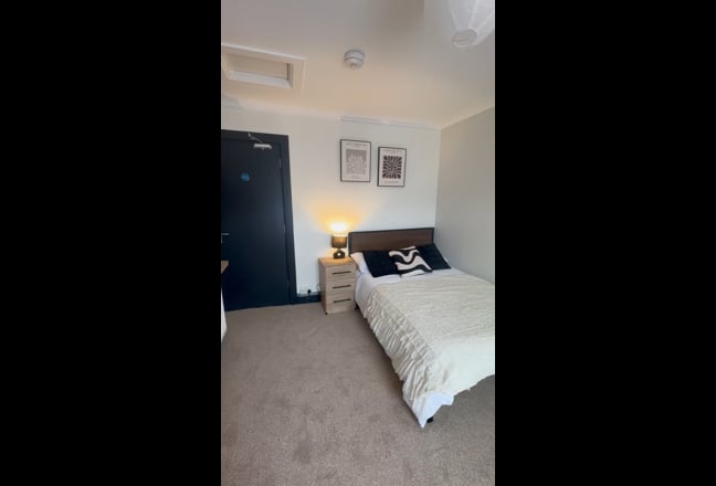 Newly Refurbished Rooms / All Bills Included Main Photo