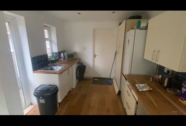 Double room with sole bathroom in Petworth Main Photo