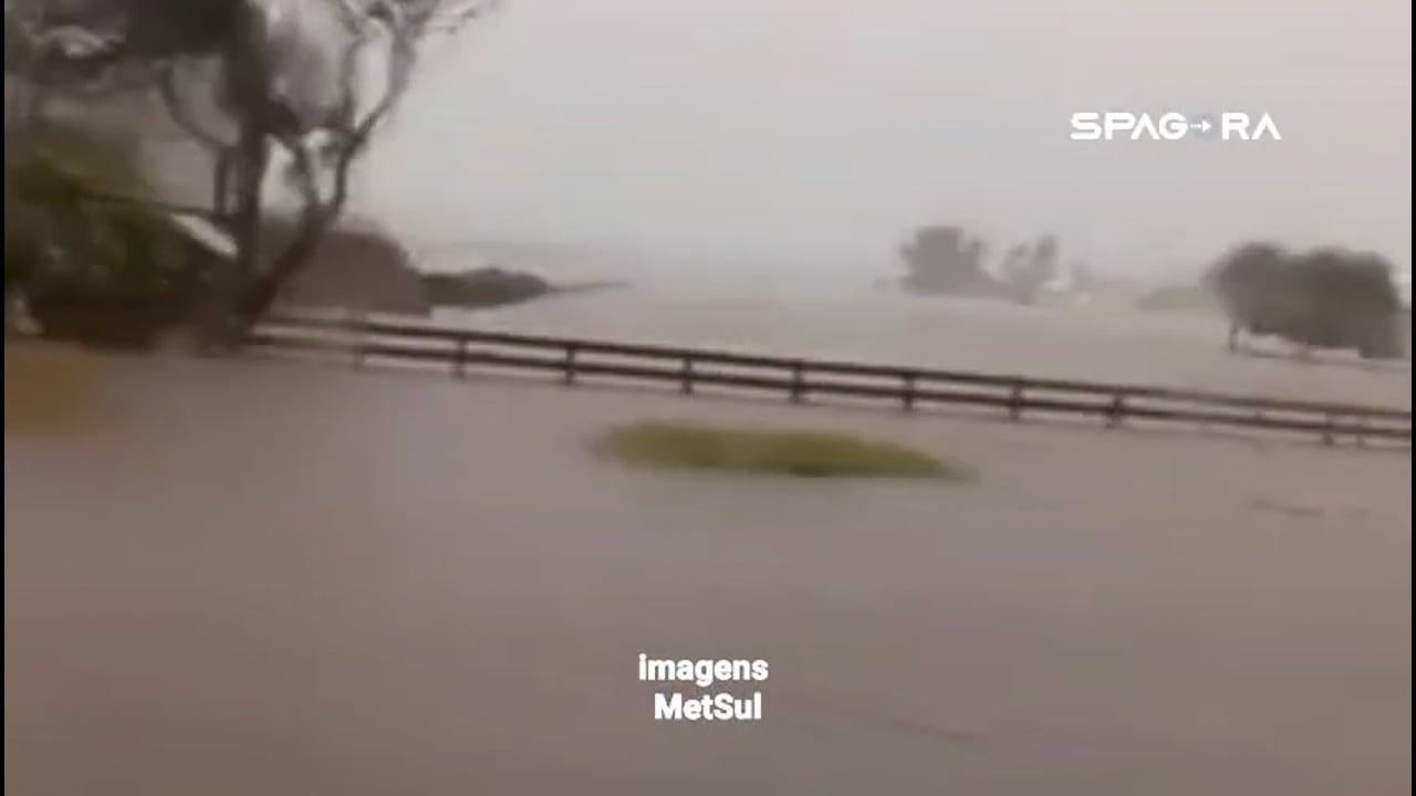 Ciclone desabriga 200 famílias em Mostardas (RS)