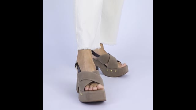 Sandália Plataforma Taupe com Tiras Cruzadas e Tachas