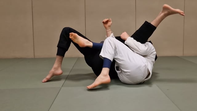 Demi garde inversée: Renversement quand l'adversaire menace d'attaquer les jambes