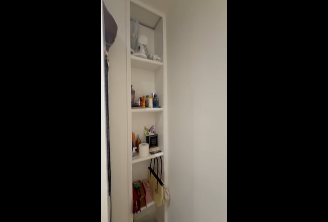 A bright, fully furnished room available  Main Photo