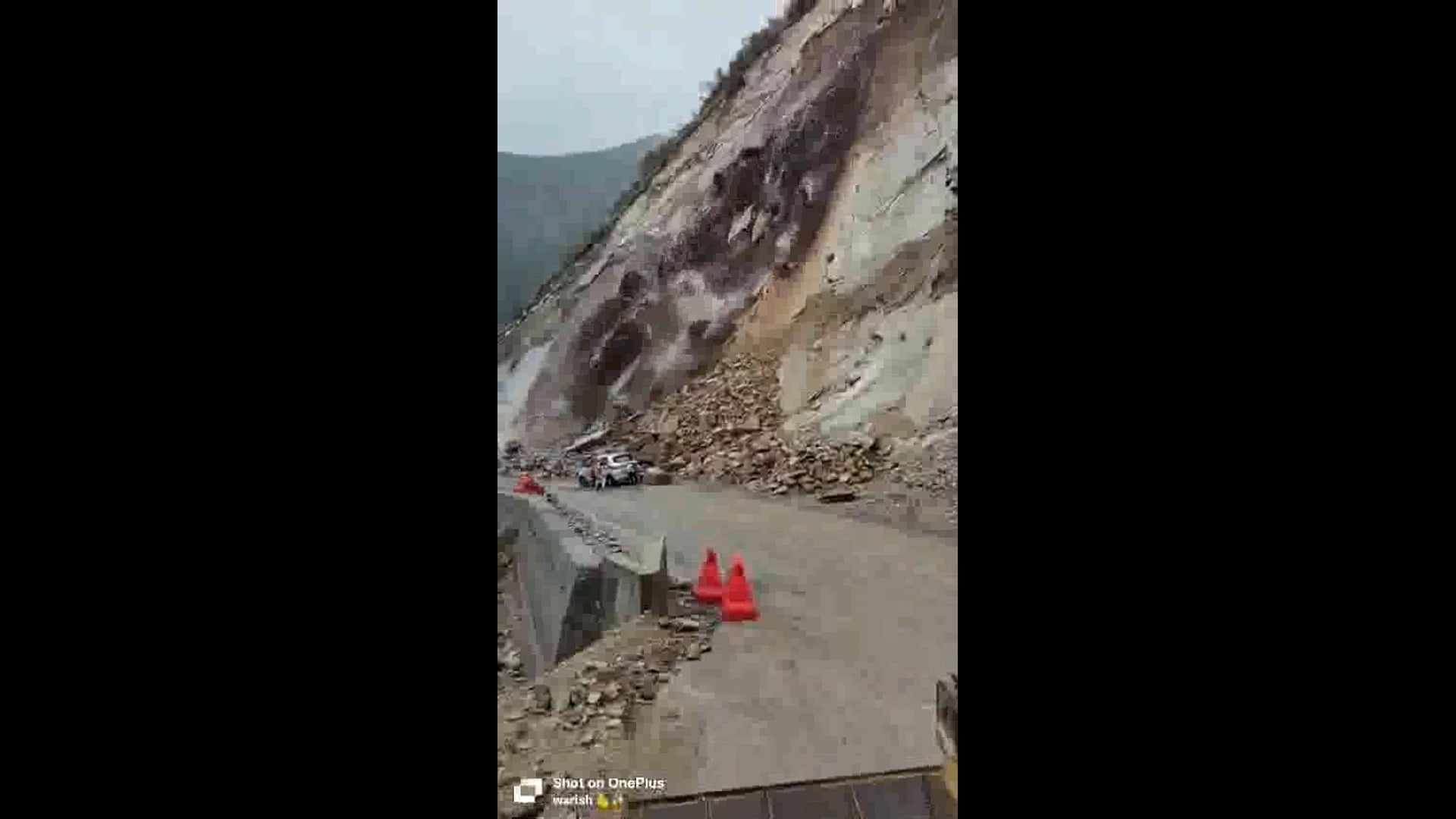 हिमाचल प्रदेश के सिरमौर जिले के शिलाई गांव के पास भूस्खलन, कार सवारों ने कूदकर भागकर बचाई जान#accident