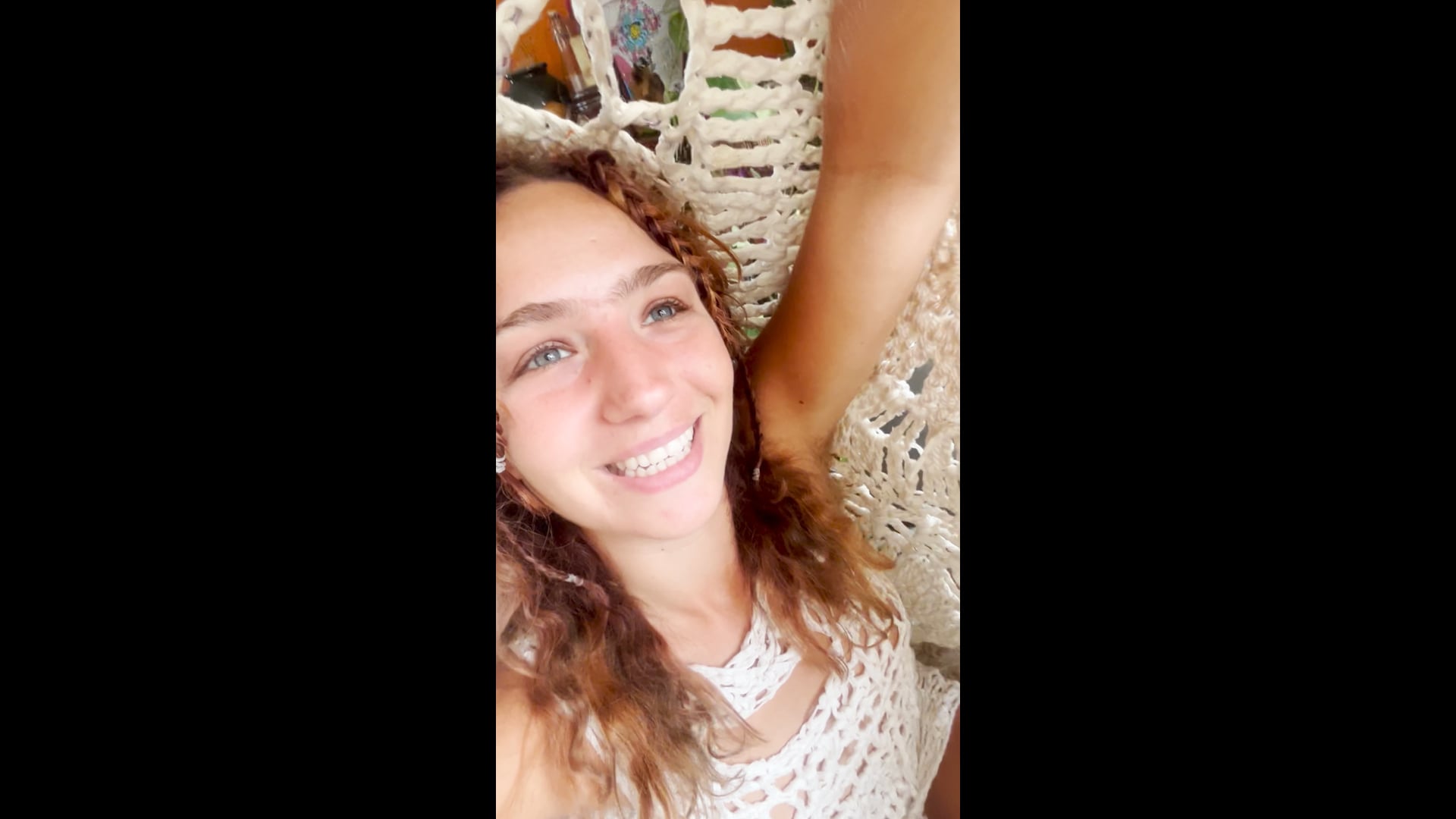 COCOON unraveling strings of time door Leyla de Muynck