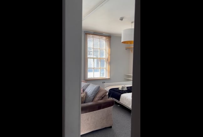 Sleek & Stylish Double Room - All Bills Included Main Photo