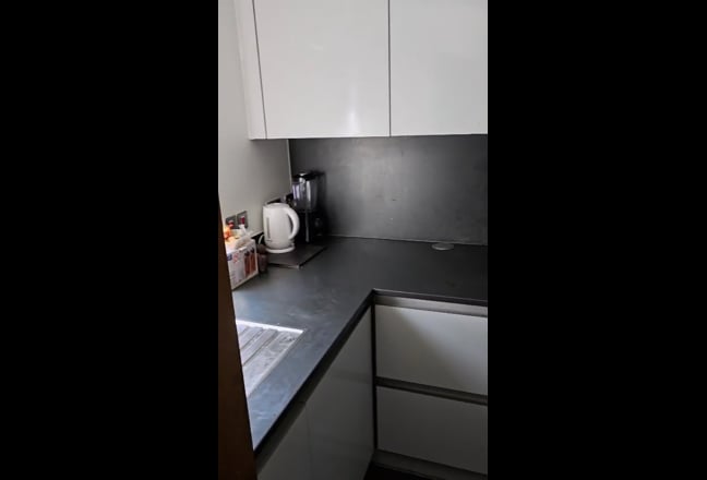 Medium Sized room  Main Photo