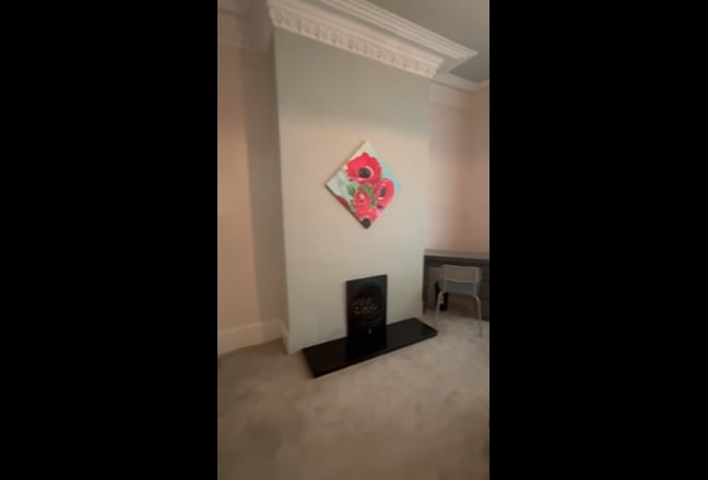 King size room in 3 bedroom house  Main Photo