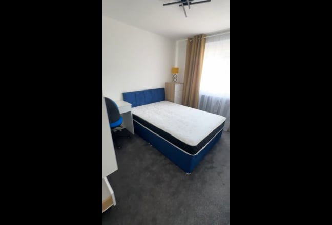 Modern Double Room with driveway, 1Gbps internet. Main Photo