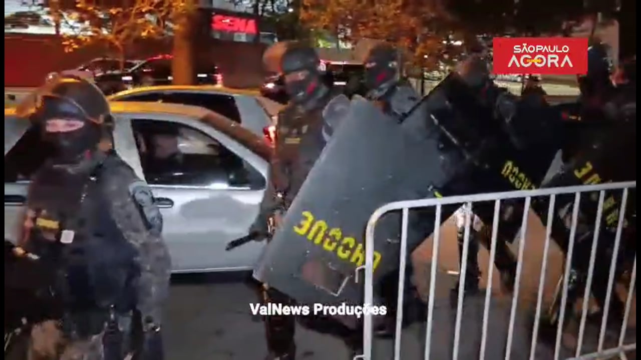 Torcida invade sede do Corinthians após retorno de Augusto Melo à presidência; PM é acionada