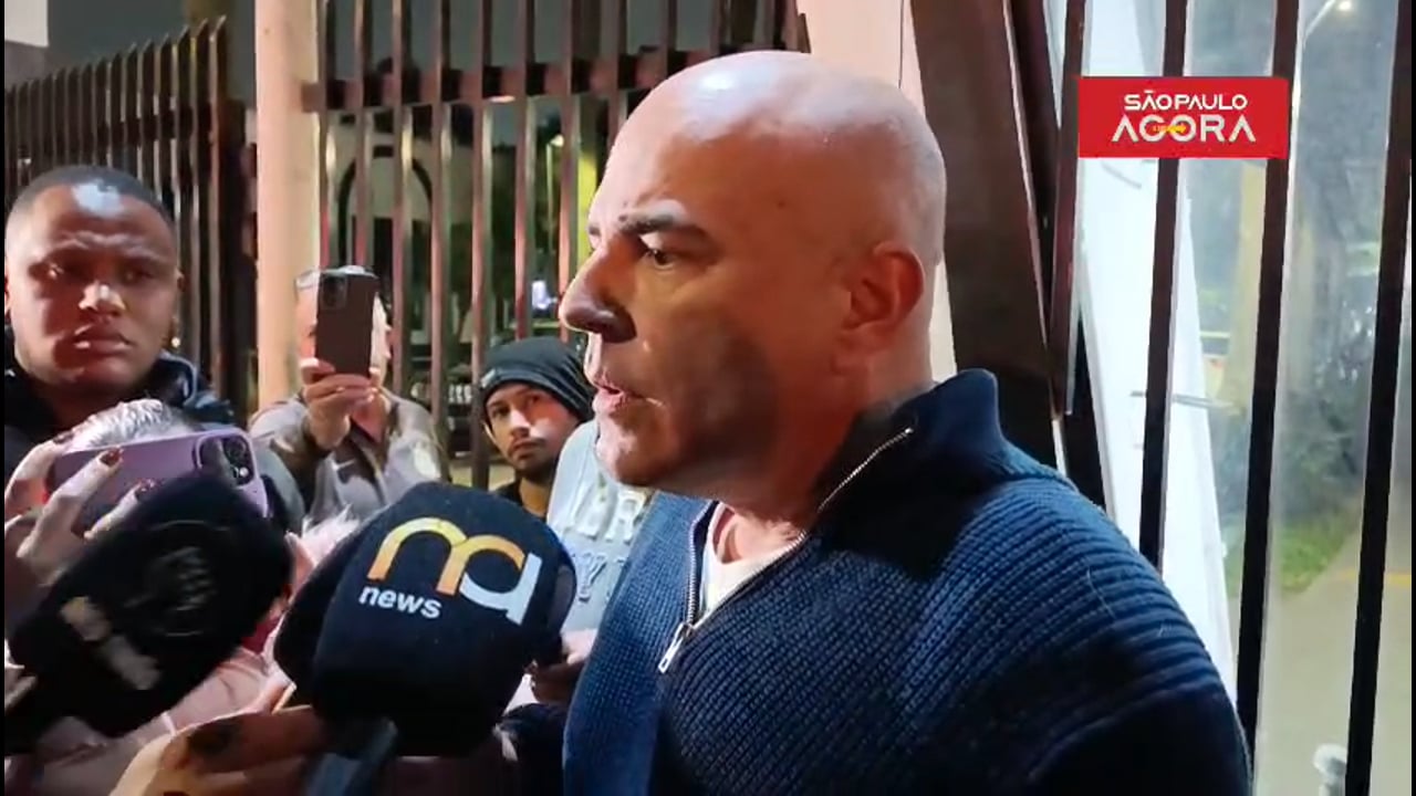 Torcida invade sede do Corinthians após retorno de Augusto Melo à presidência