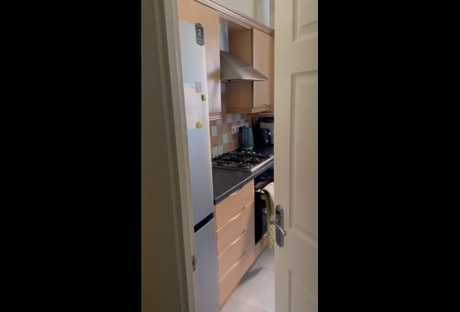Large Spacious 3 Bed Flat 5 Mins from Town Centre Main Photo