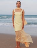 Vidéo: Longue robe en crêpe jaune avec jupe asymétrique Vidéo: Longue robe en crêpe jaune avec jupe asymétrique