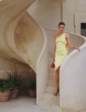 Vidéo: Longue robe jaune en satin de crêpe avec dos ouvert Vidéo: Longue robe jaune en satin de crêpe avec dos ouvert
