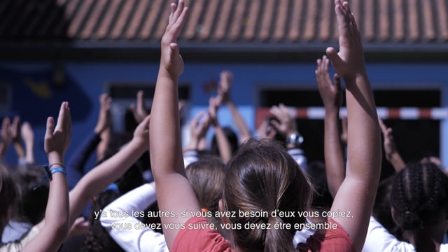Qui, mieux que Marina Gomes, pour inaugurer la 30e édition du Festival de Marseille et porter haut les couleurs de la jeunesse ? Après le succès de Bach Nord en 2023, la chorégraphe relève un nouveau défi : réinvestir l’espace public avec près de 400 élèves issu·es de tous les quartiers pour célébrer leur liberté d’expression et partager leurs droits dans un vaste mouvement créatif et festif. 12 juin -10h30 Rendez vous place Général-de-Gaulle Entrée libre - durée du parcours 1h    © Louison M. Vendassi et Camille D. Tonnerre
