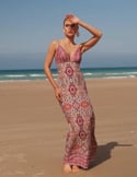 Vidéo: Robe longue imprimée avec décolleté en V Vidéo: Robe longue imprimée avec décolleté en V