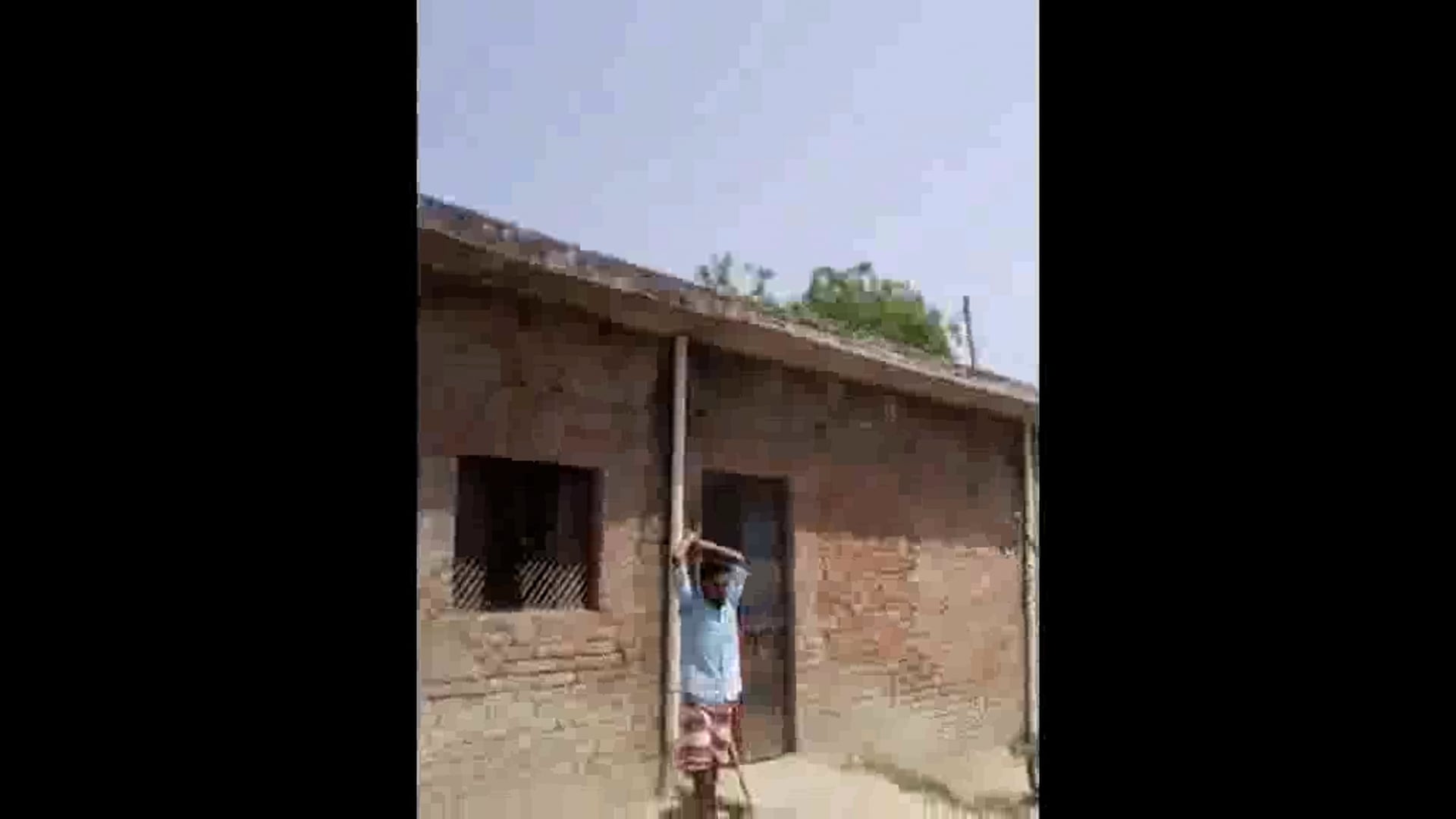 रायबरेली: बेकाबू दबंगों ने घर में घुसकर एक व्यक्ति पर लाठी-डंडों से हमला कर बेरहमी से मारपीट की।#crime