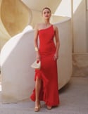 Vidéo: Robe longue rouge asymétrique pour invités Vidéo: Robe longue rouge asymétrique pour invités