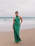 Vídeo: Vestido de fiesta largo satinado con cuello halter y espalda descubierta Vídeo: Vestido de fiesta largo satinado con cuello halter y espalda descubierta