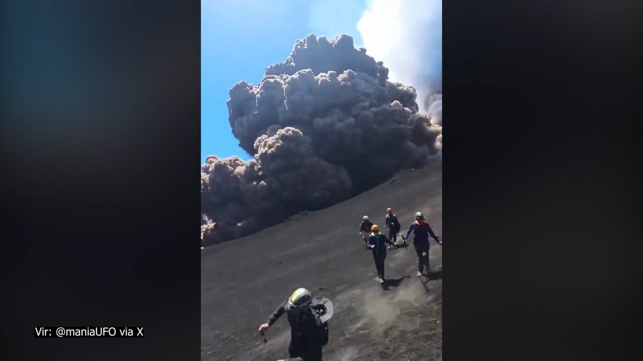 Posnetki razkrivajo, kako je izbruh Etne presenetil turiste