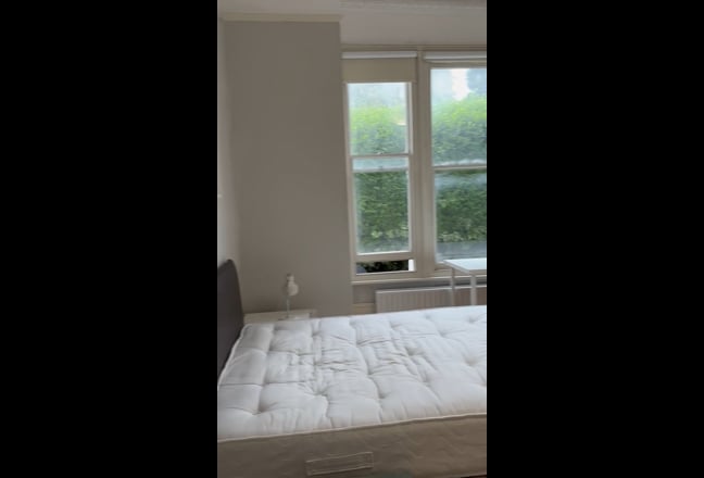 MASSIVE Double Room in sociable Putney House Main Photo