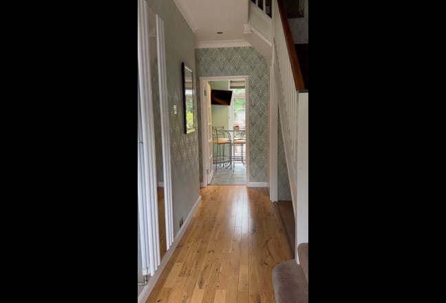 Detached home in quiet cul-de-sac Hanworth Park Main Photo