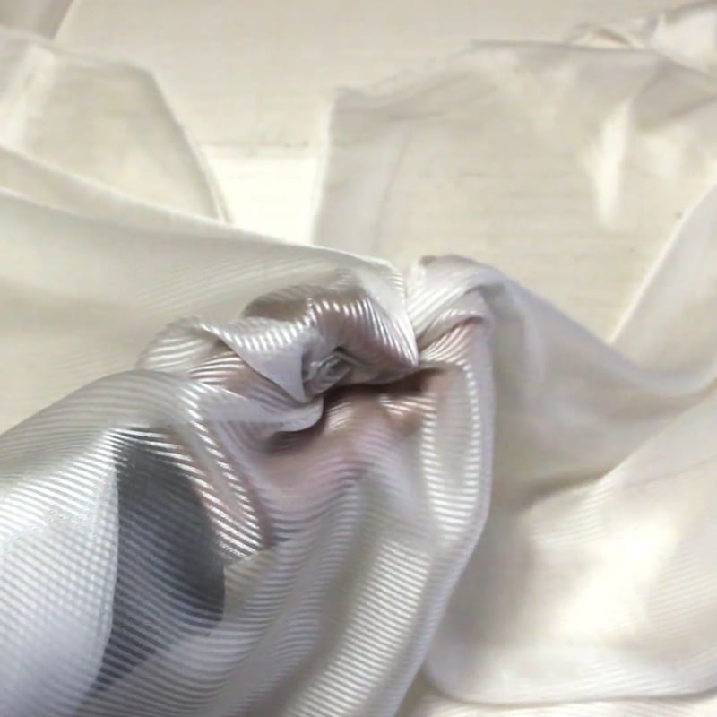 Vidéo: Mousseline 100% soie rayure satin - Blanc cassé