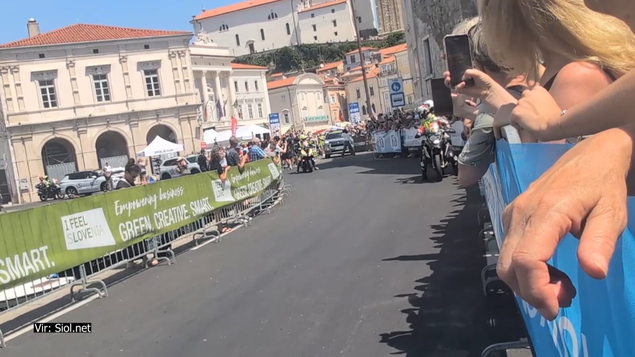 Mezgečevi brezhibni, etapna zmaga Dylanu Groenewegnu