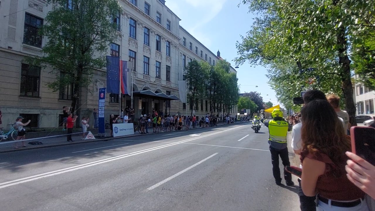 Mezgečevi brezhibni, etapna zmaga Dylanu Groenewegnu