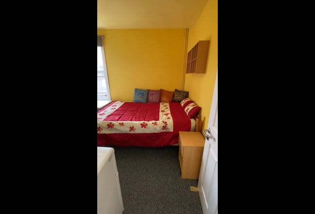 Furnished Ensuite Room  - Professionals  Main Photo