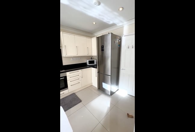   Double Room Available Now!!! (Morden) Main Photo