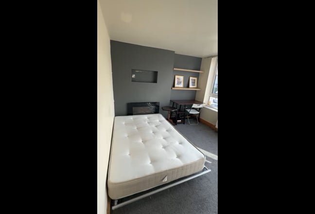Spacious Double Room – All Bills Main Photo