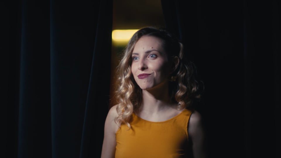 Frame de vídeo para hoteles Barcelona con iluminación cinematográfica y expresiva