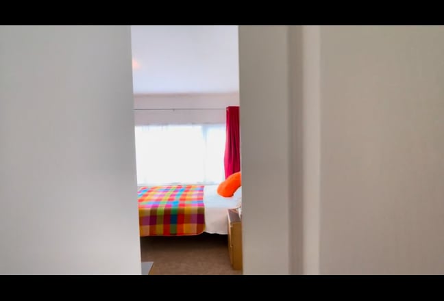 Ensuite Room/Desk/Cleaner/Parking Main Photo