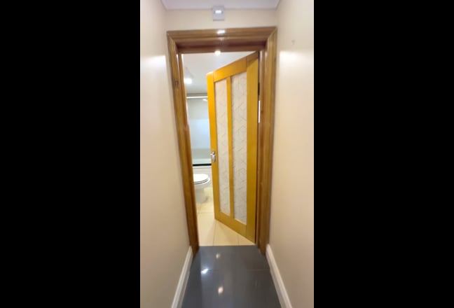 Modern Studio Flat in the Heart of Wimbledon Main Photo