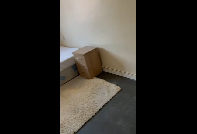 Double room, 1st floor flat Manford way Main Photo