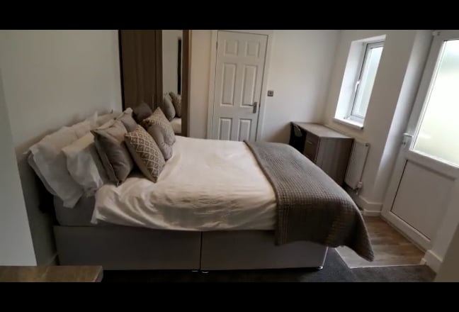 ** Lovely Modern Luxury En Suite -No Bills To Pay! Main Photo