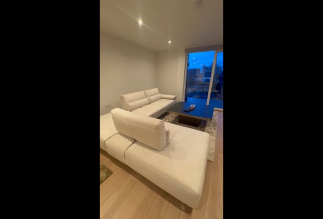 Luxury Living @ Heron Wharf E14  Main Photo