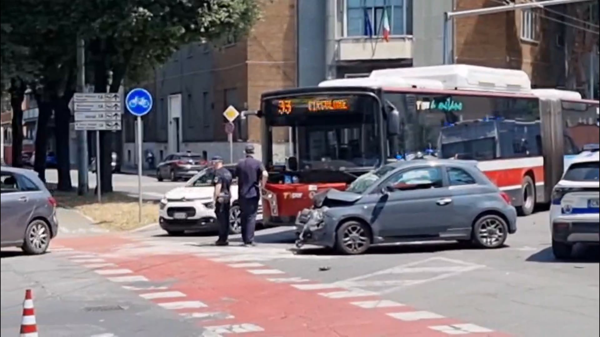 Scontro fra un bus e una utilitaria sui viali di Bologna, due donne ferite