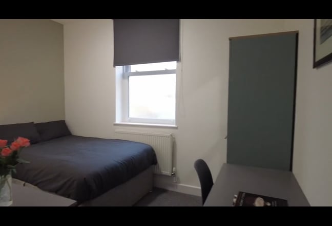 Stylish en-suite  room- tidy professionals Main Photo