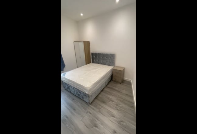 Modern En-Suite Private Room Bills Included Main Photo
