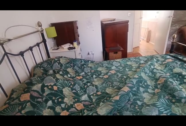 Entire top Floor lg bedroom, ensuite & study area Main Photo