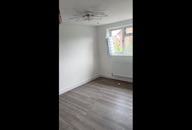Double bedroom with En-suite LCD and FridgeFreezer Main Photo
