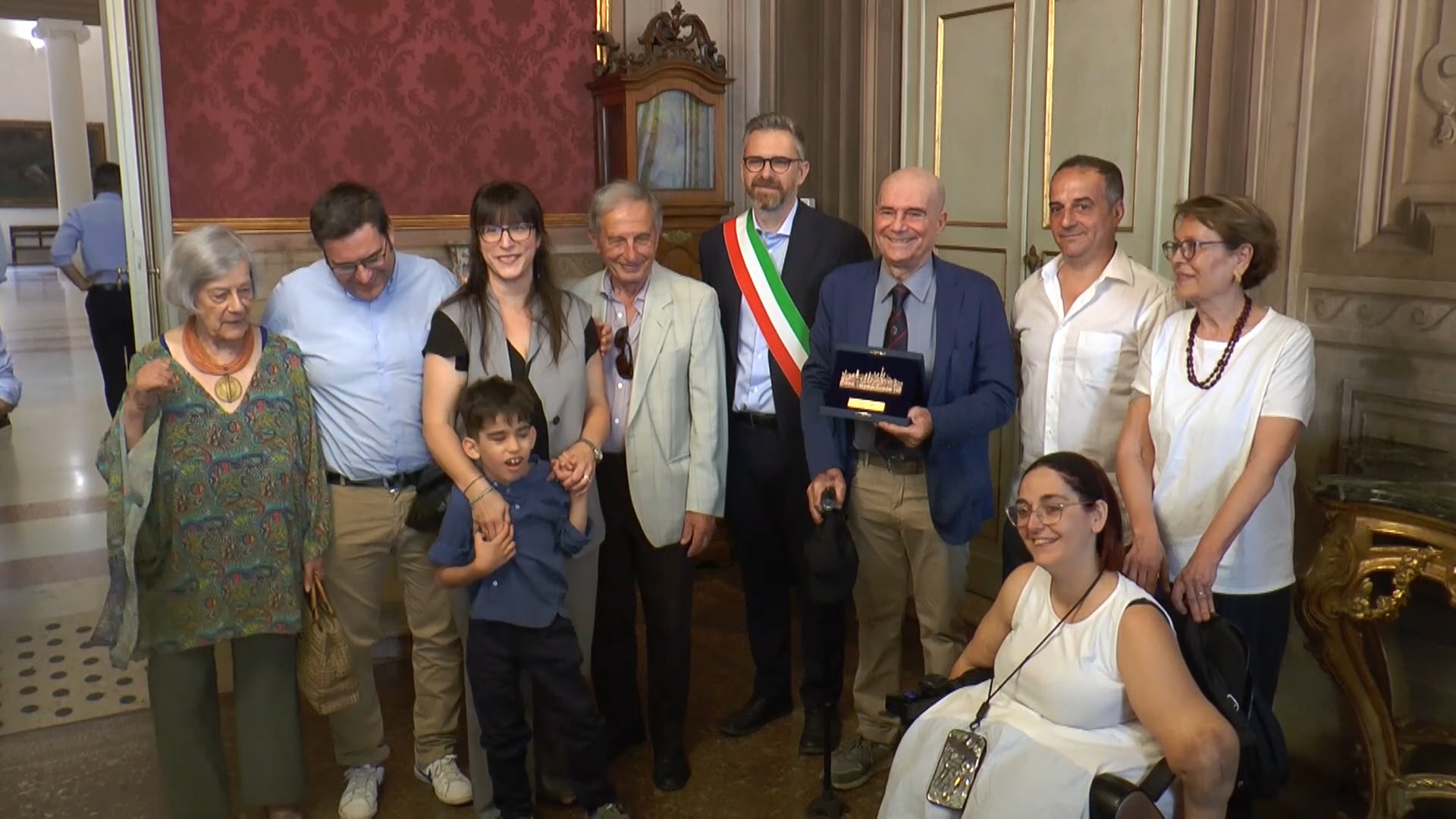 Il sindaco Matteo Lepore ha consegnato la turrita di bronzo a Daniele Carella