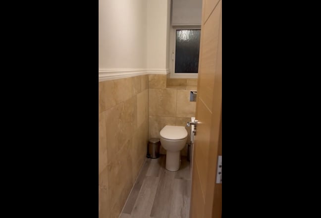 Lovely single room in a quiet neighbourhood Main Photo