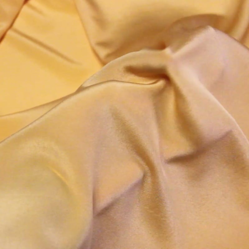 Vidéo: Crêpe de chine 100% soie - Orange pastel