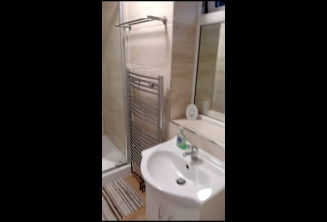 Spacious Furnished Ensuite Room Main Photo