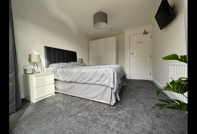 Large Double Room with Private Patio Main Photo