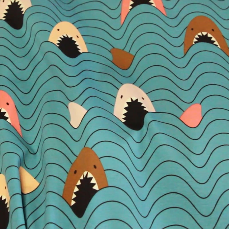 Vidéo: Jersey coton peigné & élasthanne - Requins fond bleu