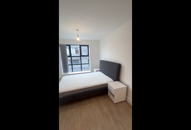 1 bedroom available in a 2 bedroom house Main Photo